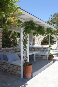 Room rentals in Drios Paros - outdoor lounge